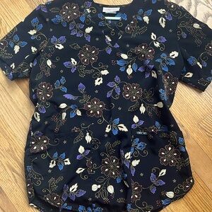 Cherokee silky Vneck floral scrub top . 2 pocket. Tie waist szS
